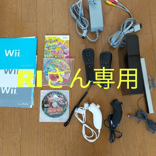 Wii(ウィー)のWiiのゲームソフト付き、リモコン＆ヌンチャク2個付きセット エンタメ/ホビーのゲームソフト/ゲーム機本体(家庭用ゲーム機本体)の商品写真