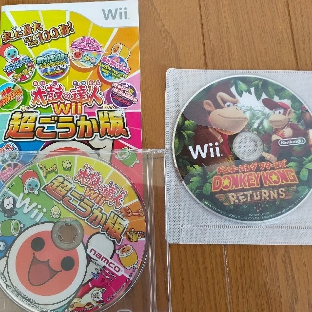 Wii(ウィー)のWiiのゲームソフト付き、リモコン＆ヌンチャク2個付きセット エンタメ/ホビーのゲームソフト/ゲーム機本体(家庭用ゲーム機本体)の商品写真