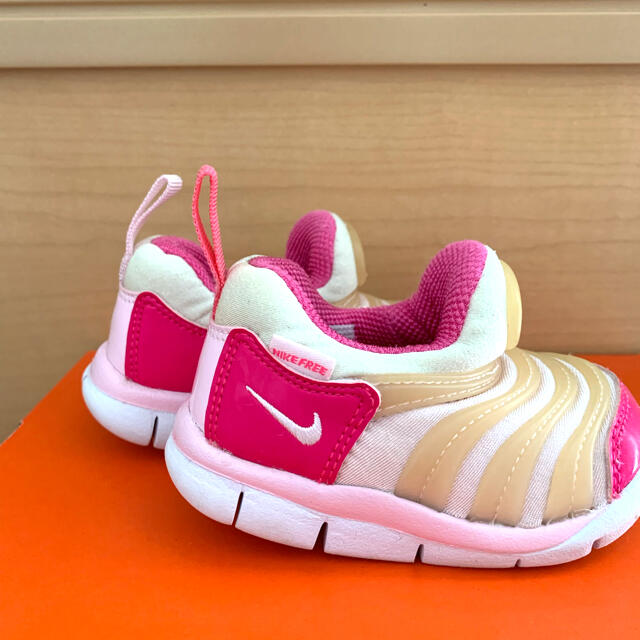 NIKE(ナイキ)のNIKE ダイナモフリー　ピンク　10cm キッズ/ベビー/マタニティのキッズ靴/シューズ(15cm~)(スニーカー)の商品写真