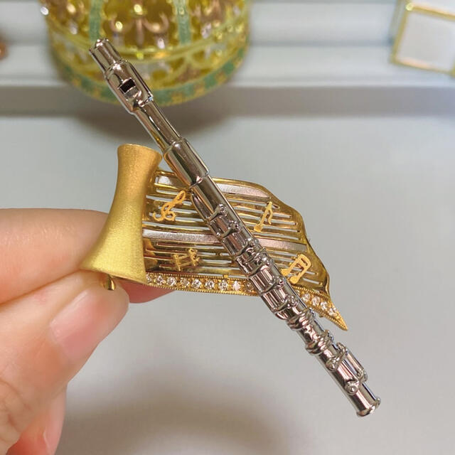 愛用 ☆ wg k18yg 洒落たデザイン ☆ ダイヤモンドブローチ 楽器モチーフ ブローチ+コサージュ 愛用 ☆ wg k18yg 洒落たデザイン ☆ ダイヤモンドブローチ 楽器モチーフ ブローチ+コサージュ