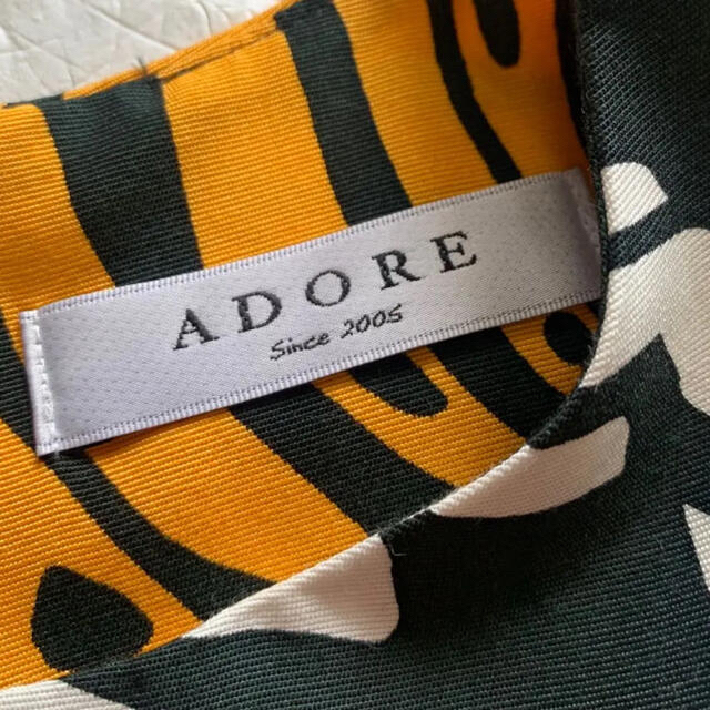 ADORE(アドーア)の新品タグ付♡ ADORE  リーフ柄ノースリーブワンピース レディースのワンピース(その他)の商品写真