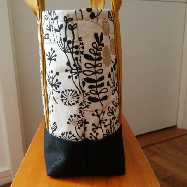 SALE品 ミニトートバッグ フィールドフラワーブラックイエロー ハンドメイドのファッション小物(バッグ)の商品写真