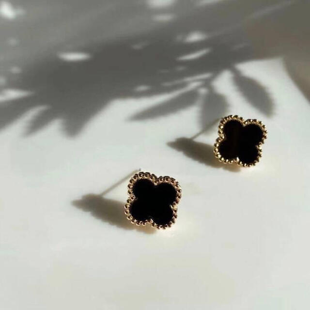 ピアス クローバー ブラック ホワイト シンプル 韓国 ZARA レディースのアクセサリー(ピアス)の商品写真