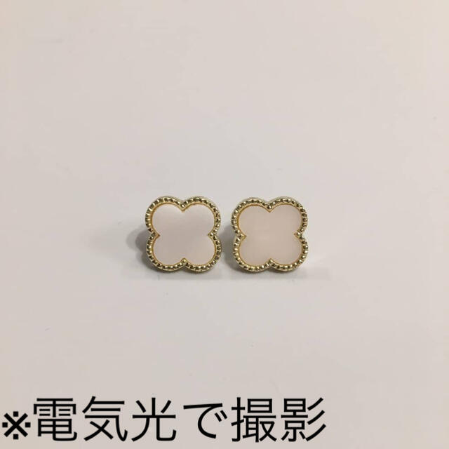 ピアス クローバー ブラック ホワイト シンプル 韓国 ZARA レディースのアクセサリー(ピアス)の商品写真