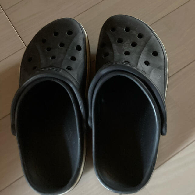 crocs(クロックス)の【専用】crocs  クロックス  サイドのロゴに注目されるデザイン メンズの靴/シューズ(その他)の商品写真