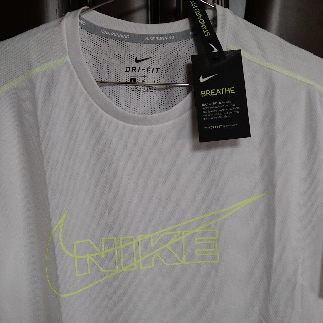 NIKE(ナイキ)のナイキ：メンズ：半袖Tシャツ：Lサイズ：白/イエロー/シルバーロゴ メンズのトップス(Tシャツ/カットソー(半袖/袖なし))の商品写真