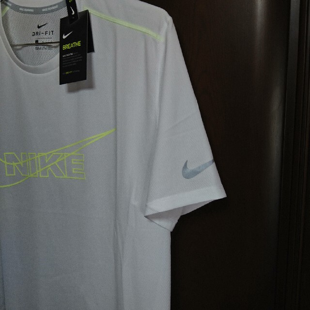 NIKE(ナイキ)のナイキ：メンズ：半袖Tシャツ：Lサイズ：白/イエロー/シルバーロゴ メンズのトップス(Tシャツ/カットソー(半袖/袖なし))の商品写真