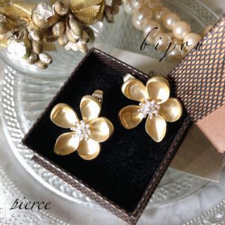 ザラ(ZARA)の＊再々入荷＊　mat gold flower pierce(ピアス)