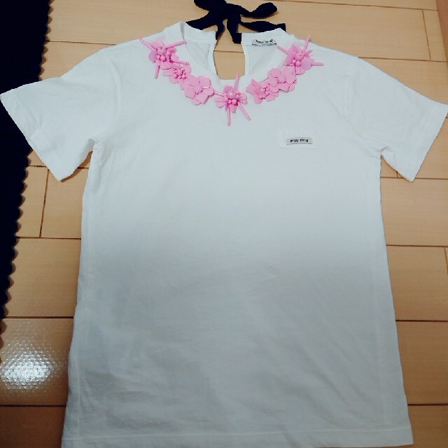 エッセンシャルコンフォート MIUMIU ビジュー リボンTシャツ - 通販