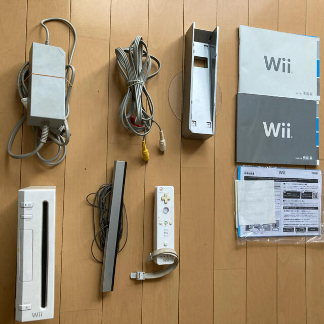 任天堂(ニンテンドウ)のNintendo 任天堂　Wii ウィー　本体+おまけソフト エンタメ/ホビーのゲームソフト/ゲーム機本体(家庭用ゲーム機本体)の商品写真