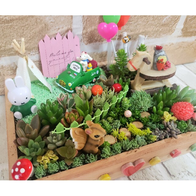 多肉植物の寄せ植え⭐森の仲間と楽しいキャンプ⭐そのまま飾れる ハンドメイドのフラワー/ガーデン(その他)の商品写真