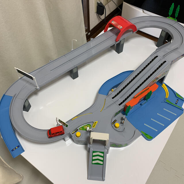 Takara Tomy(タカラトミー)の動作確認済 トミカ 高速道路 にぎやかドライブ トミカビルとの連結にも エンタメ/ホビーのおもちゃ/ぬいぐるみ(ミニカー)の商品写真