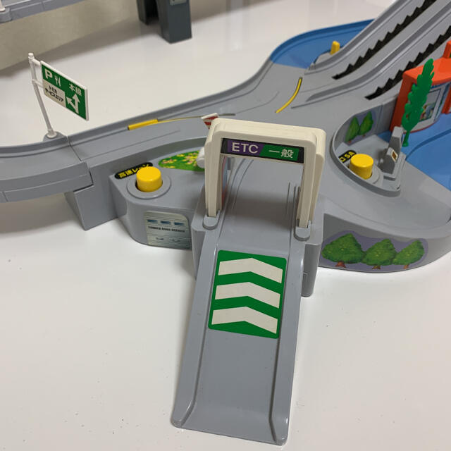 Takara Tomy(タカラトミー)の動作確認済 トミカ 高速道路 にぎやかドライブ トミカビルとの連結にも エンタメ/ホビーのおもちゃ/ぬいぐるみ(ミニカー)の商品写真