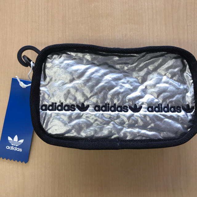 adidas(アディダス)のadidas アディダス　ミニエアライナーバッグ  レディースのバッグ(ショルダーバッグ)の商品写真