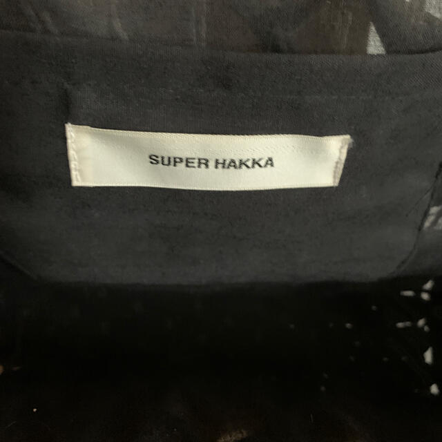 SUPER HAKKA(スーパーハッカ)のスーパーハッカ　お花付きかごバッグ　ブラック レディースのバッグ(かごバッグ/ストローバッグ)の商品写真