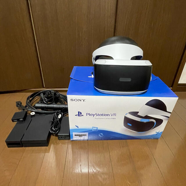 PlayStation VR(プレイステーションヴィーアール)のPSVR 本体（カメラ同梱） エンタメ/ホビーのゲームソフト/ゲーム機本体(家庭用ゲーム機本体)の商品写真