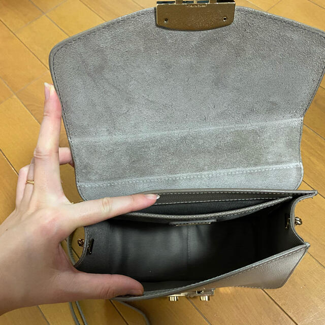 Furla(フルラ)のFURLA メトロポリス　グレーベージュ レディースのバッグ(ショルダーバッグ)の商品写真