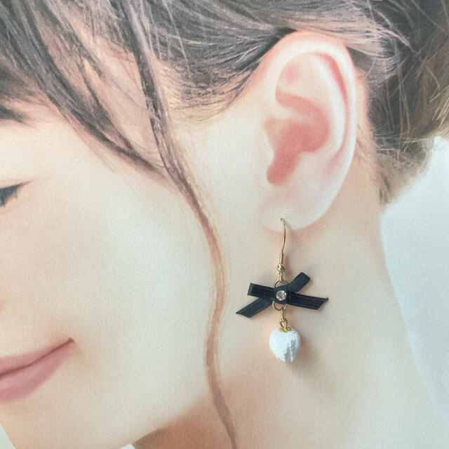 【つまみ細工】すずらんのピアス レディースのアクセサリー(ピアス)の商品写真