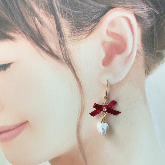 【つまみ細工】すずらんのピアス レディースのアクセサリー(ピアス)の商品写真