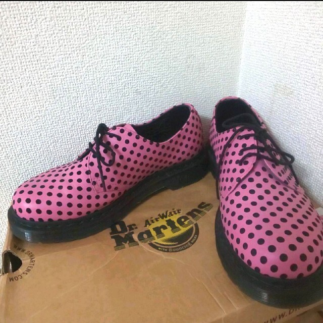 Dr.Martens(ドクターマーチン)のドクターマーチン 3ホール ピンク ドット柄 レディースの靴/シューズ(ローファー/革靴)の商品写真