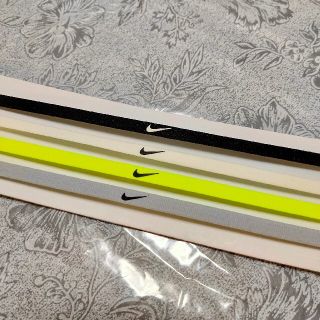 ナイキ(NIKE)のM専用 ヘッドバンド 白と黒(その他)