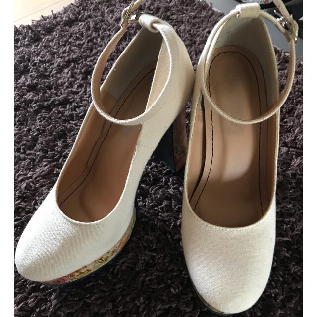 白　コルク花柄プリントヒール　パンプス　Lサイズ レディースの靴/シューズ(ハイヒール/パンプス)の商品写真