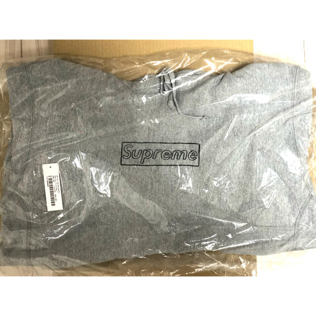 Supreme(シュプリーム)のSupreme KAWS chalk Logo Hooded サイズ　S メンズのトップス(パーカー)の商品写真