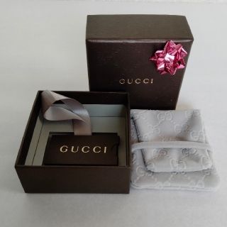 グッチ(Gucci)のGUCCI☆指輪の箱　ﾌﾟﾚｾﾞﾝﾄ飾り付き(ラッピング/包装)