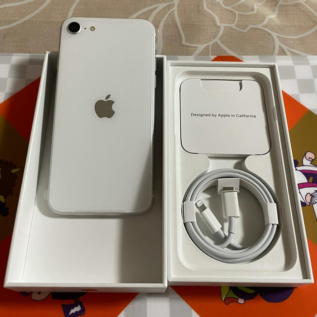 iPhone(アイフォーン)のiPhone SE2 ◯新品・未使用・SIMフリー！◯ スマホ/家電/カメラのスマートフォン/携帯電話(スマートフォン本体)の商品写真