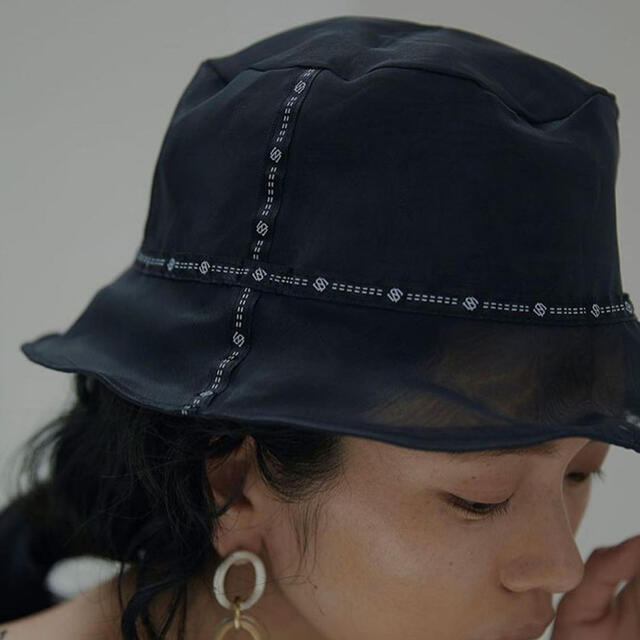 Ameri VINTAGE(アメリヴィンテージ)のMEDI REVERSIBLE SHEER BUCKET HAT レディースの帽子(ハット)の商品写真