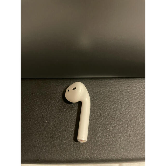 Apple(アップル)のAirPods 第1世代　右耳　R 片耳 スマホ/家電/カメラのオーディオ機器(ヘッドフォン/イヤフォン)の商品写真