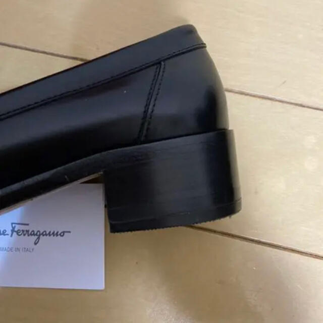 Ferragamo(フェラガモ)のフェラガモ　ローファー　黒ゴールド金具　新品５M  レディースの靴/シューズ(ローファー/革靴)の商品写真