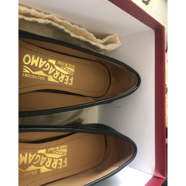 Ferragamo(フェラガモ)のフェラガモ　ローファー　黒ゴールド金具　新品５M  レディースの靴/シューズ(ローファー/革靴)の商品写真