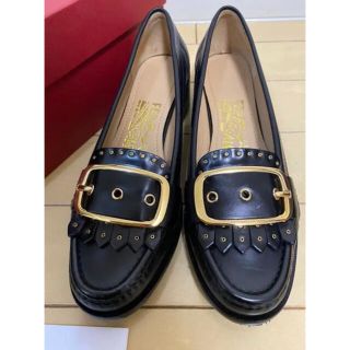 フェラガモ(Ferragamo)のフェラガモ　ローファー　黒ゴールド金具　新品５M (ローファー/革靴)