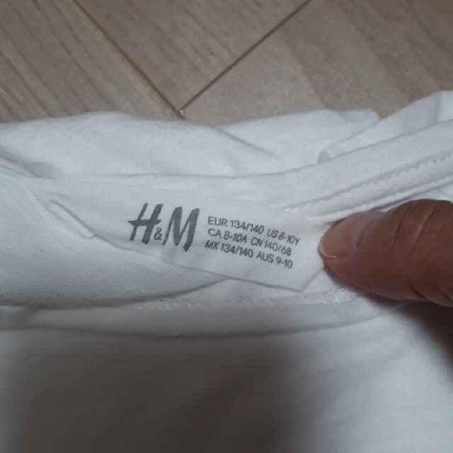 H&M(エイチアンドエム)の女児Tシャツ H&M 130綿100% スパンコール キッズ/ベビー/マタニティのキッズ服女の子用(90cm~)(Tシャツ/カットソー)の商品写真