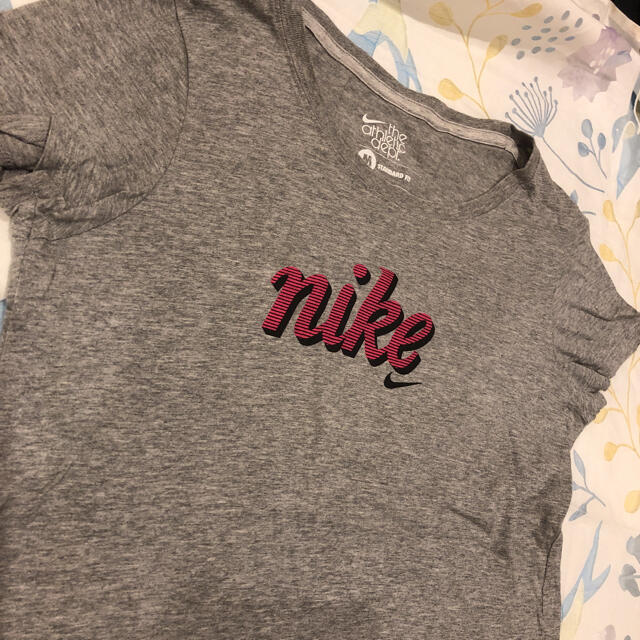 NIKE(ナイキ)のレディース　スポーツTシャツ レディースのトップス(Tシャツ(半袖/袖なし))の商品写真