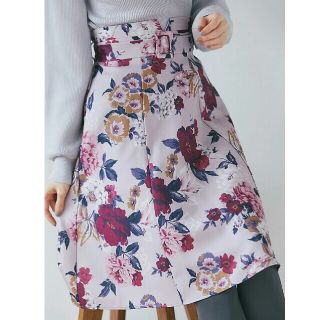 トッコ(tocco)のグッドガールな綺麗色♪ ベルト付きフラワープリントフレアスカート(ひざ丈スカート)