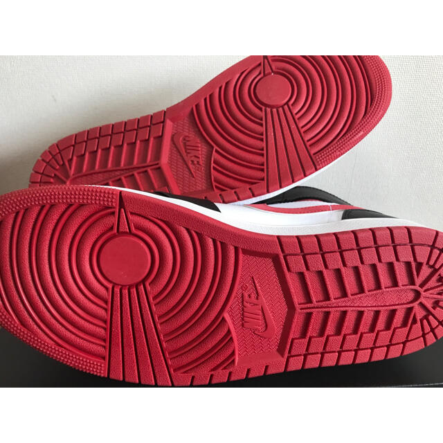 NIKE(ナイキ)のナイキ　エアジョーダン1 ミッド　白/赤・黒　28.5cm メンズの靴/シューズ(スニーカー)の商品写真
