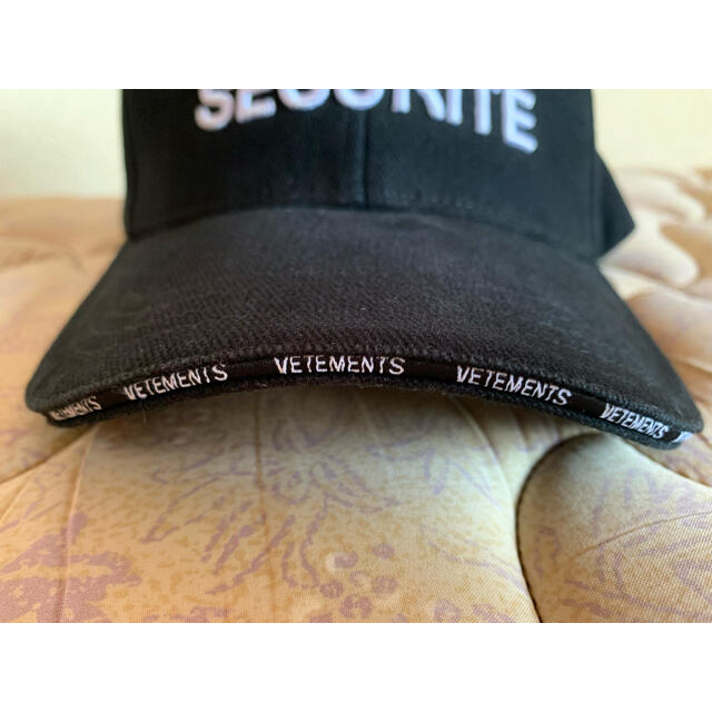 OFF-WHITE(オフホワイト)のvetements ヴェトモン キャップ SECURITE 登坂剛典さん着用 メンズの帽子(キャップ)の商品写真