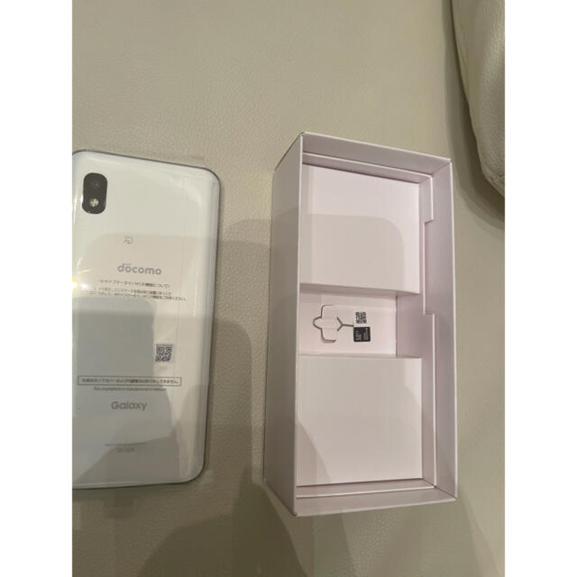 SAMSUNG(サムスン)のGalaxy A21 White Black 2台セット スマホ/家電/カメラのスマートフォン/携帯電話(スマートフォン本体)の商品写真