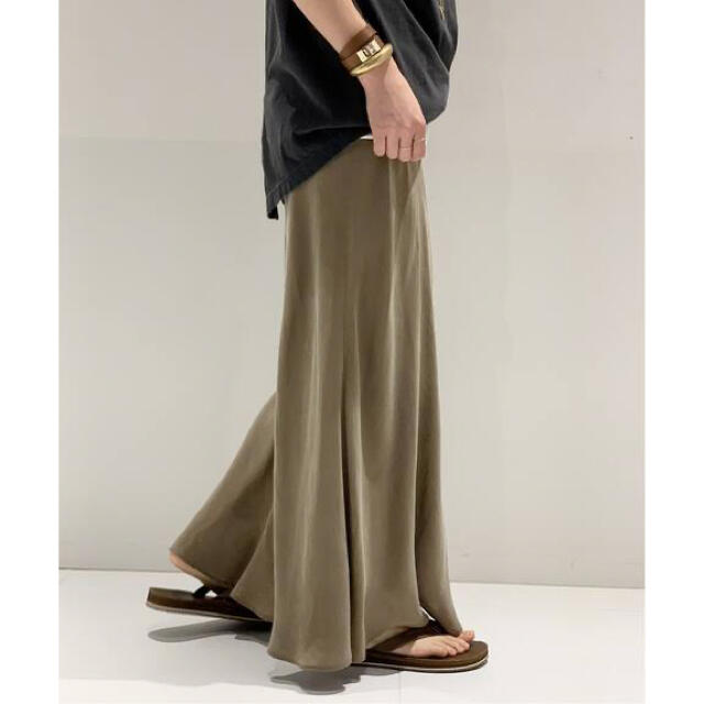 L'Appartement DEUXIEME CLASSE(アパルトモンドゥーズィエムクラス)の新品タグ付　AP  STUDIO New フィブリル キュプラスカート　カーキ レディースのスカート(ロングスカート)の商品写真