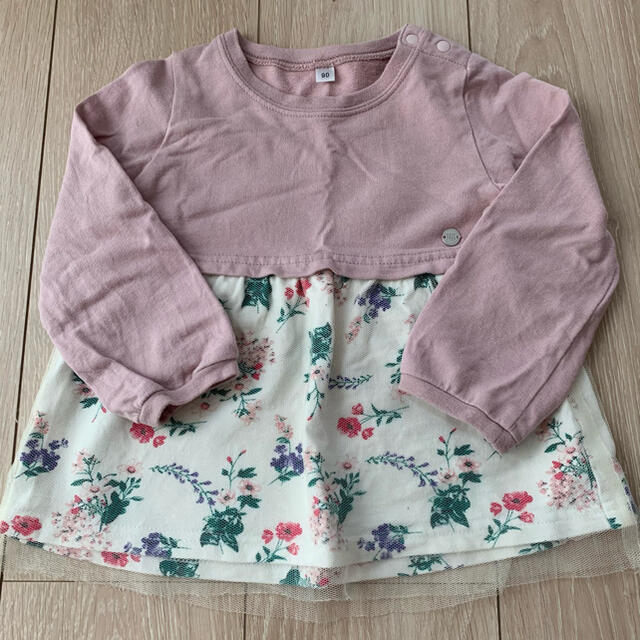 しまむら(シマムラ)の女の子 花柄レーストップス 90cm キッズ/ベビー/マタニティのキッズ服女の子用(90cm~)(Tシャツ/カットソー)の商品写真