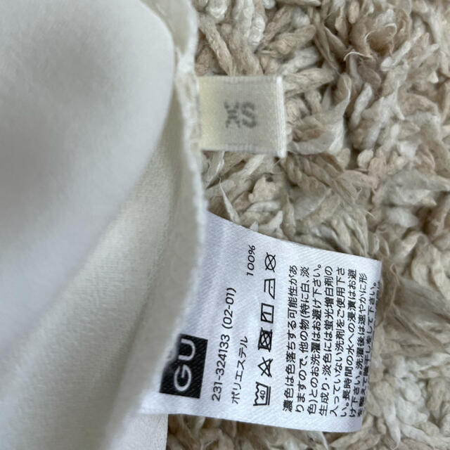 GU(ジーユー)のGU ホワイト　ブラウス　XSサイズ レディースのトップス(シャツ/ブラウス(半袖/袖なし))の商品写真