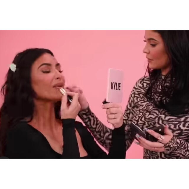 Kylie Cosmetics(カイリーコスメティックス)の大人気♡KYLIE SKIN♡ ミラー  HAND MIRROR 新品未開封 レディースのファッション小物(ミラー)の商品写真