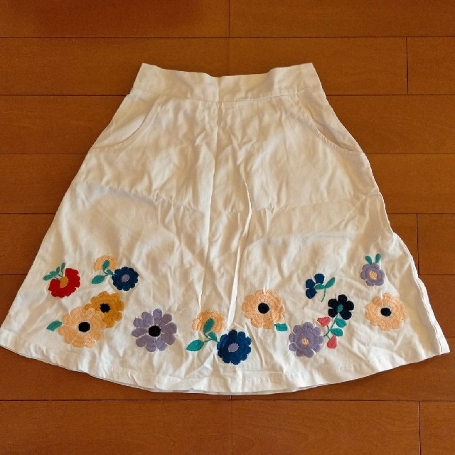 Par Avion(パラビオン)のPar Avion 花柄刺繍 コットン フレアスカート レディースのスカート(ひざ丈スカート)の商品写真