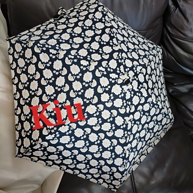 KiU(キウ)の美品　キウ　Kiu　アンブレラ　ブランド　傘　折畳　折り畳み  雨傘　軽量 レディースのファッション小物(傘)の商品写真