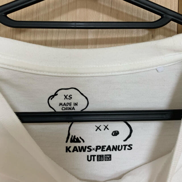 UNIQLO(ユニクロ)のユニクロ　Tシャツ　スヌーピー　XS KAWS×PEANUTS UT 白 メンズのトップス(Tシャツ/カットソー(半袖/袖なし))の商品写真