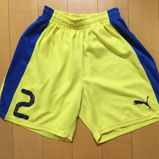 PUMA(プーマ)のPUMA ユニフォームパンツ　青、黄色　2枚（サイズ:S） スポーツ/アウトドアのサッカー/フットサル(ウェア)の商品写真