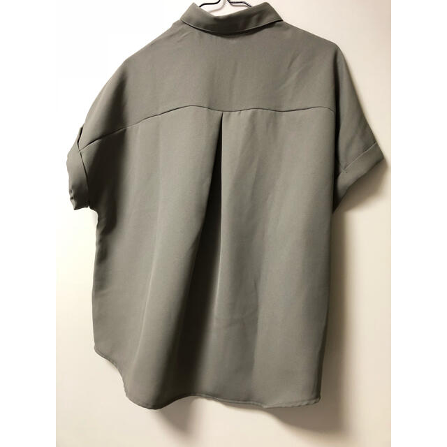 GU(ジーユー)のGU エアリーシャツ 半袖 olive色 レディースのトップス(シャツ/ブラウス(半袖/袖なし))の商品写真