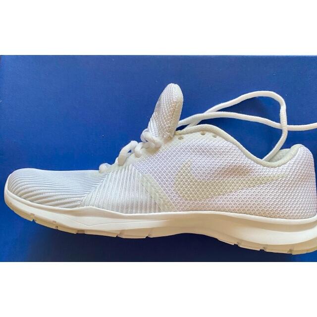 NIKE(ナイキ)の【美品】NIKE スニーカー23 Whiteトレーニングシューズ レディースの靴/シューズ(スニーカー)の商品写真